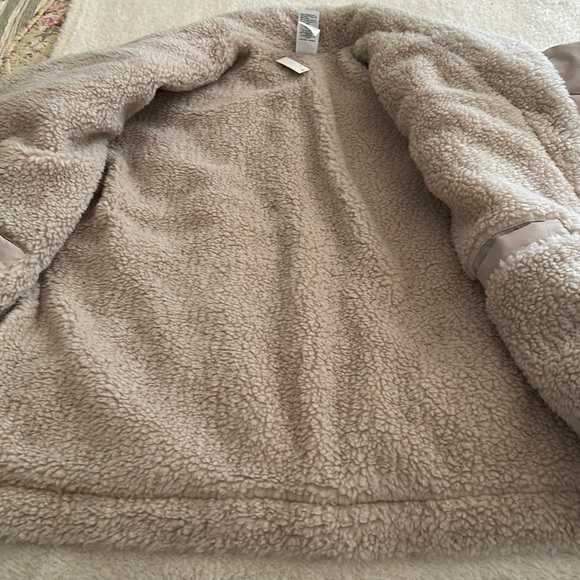 Reversibile Quilted Faux Shearling Jacket in Wet Sand - Picture 3 of 14